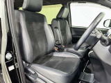 高いホールド性で運転姿勢が安定します。長距離ドライブでも疲れにくいのが魅力です。快適なドライビングライフをお送りください♪