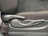 運転する人それぞれの体格に合わせてドライビングポジションをきめ細かく調整できる、運転席シ-トリフタ-が付いています(^^♪
