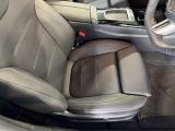 メルセデスのシートは、少し硬めに出来ておりますので、長時間の運転でも疲れにくく、安全にドライビングをお楽しみ頂けます
