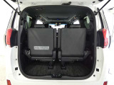 三列目シートは、折りたためますので大きなスペースが出来ちゃいます。キャンプ用品など大きな荷物もばっちり収納可能です♪