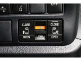 両側電動スライドドアはドアの直接操作以外にも運転席からのスイッチ操作やリモコン操作でも開閉が可能!狭い駐車場などでもドアの開閉が楽々・安心ですね!