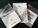 メンテナンスノート、取扱説明書です。 その車の整備記録が事細やかに記録されています。 車が生まれてから今までどのような道を歩んできたのか判るとても重要な物ですよ。