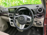手元には複数のスイッチが配置され、運転中も視線の移動を抑えて各種操作にアクセスしやすい仕様です。運転席から操作部を見渡しやすい配置も魅力です。