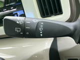 レバー上の記号で操作内容を確認しやすく、運転席から手元で扱える位置に配置されています。天候の変化に合わせて使う装備を手近にまとめた、実用的な操作まわりです。