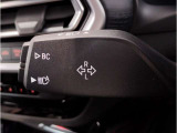 【ハンドル】ドライバーとBMW車の一体感がダイレクトに伝わるステアリングホイール。形状・太さへの拘りに加えて、操作性を高める為にスイッチ類も配置。クイックかつ安定のドライビングを体感下さい!