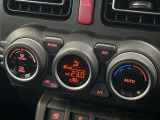 【オートエアコン】一度お好みの温度に設定すれば、車内の温度を検知し風量や温度を自動で調整。暑い&hellip;寒い&hellip;と何度もスイッチ操作をする必要はありません。快適な車内空間には必須の機能ですね♪