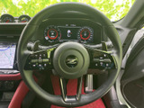 手元にオーディオや運転支援に関するスイッチが配置され、視線を大きく移さずに操作しやすい構成です。日常の運転中にも必要な機能へ手を伸ばしやすく便利です。