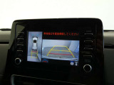 【全周囲モニター】車を上空から見下ろしたような映像をカーナビ画面に映し出し、車庫入れや縦列駐車をサポートしてくれます。