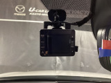 【別途SDカードの購入が必要です。また社外品は保証対象外となります。】運転中の映像・音声などを記録して、交通事故やトラブルが起きた時の正確な状況把握に役立つドライブレコーダーが装着済。