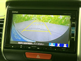 後方の映像にガイドラインが表示され、駐車時に車両と周囲の位置関係を確認しやすくなっています。後退時の目安として役立つ装備で、周囲を直接確認しながらご活用ください。