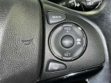 クルーズコントロール機能が付いています。 速度を設定するとアクセルを踏まなくても一定の速度で走ることができます。  高速道路ではとても便利な装置なんです。