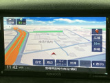 周辺の道路や建物が地図上に表示され、現在地周辺の確認に役立ちます。縮尺や表示項目を選べる画面構成で、目的地までの移動をサポートします。