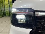 【LEDヘッドライト】悪天候や夜間走行時も良好な視界を確保し安心して運転できる高輝度LEDヘッドライトを装備!点灯速度が早く、消費電力も抑えられています。