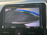 【バックカメラ】駐車時に後方がリアルタイム映像で確認できます。大型商業施設や立体駐車場での駐車時や、夜間のバック時に大活躍!運転スキルに関わらず、今や必須となった装備のひとつです!