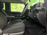 前席は視線を前方へ向けやすい配置で、運転席と助手席それぞれにゆったり座れる空間があります。シートや足元もすっきりまとまり、日々の移動を快適に過ごせる室内です。