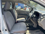 女性の方ももちろんですが、運転席側、助手席側の足元スペースが広いので男性の方が運転しても窮屈になりにくいですよ!