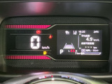 速度やシフト位置、燃費などの情報をまとめて表示し、運転に必要な内容を確認しやすいメーターです。表示項目が見やすく、日々の運転を支えてくれます。