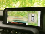 後方の映像に加えて車両周辺を確認できる表示があり、駐車時の状況把握をサポートします。画面上のガイドも目安にしながら、周囲を直接確認してゆっくり操作できます。