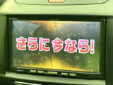 画面には映像コンテンツが表示され、停車中の時間を過ごす際にも活用できます。表示内容が大きく見やすく、画面下には操作ボタンが並ぶため、装備の操作もしやすい構成です。