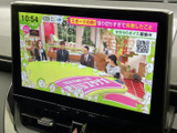 テレビ番組を画面いっぱいに表示でき、停車中の休憩時間などに映像を楽しめます。車内で過ごすひとときに、ニュースやバラエティ番組を視聴できる便利な装備です。