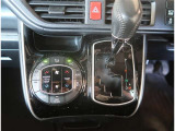 【オートエアコン】1年中快適な室内を提供!車内温度を設定すると、風量を自動で調整してくれます。