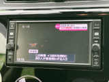 テレビ番組の映像を映し出す画面を備え、停車中の待ち時間にも映像を楽しめます。時刻や字幕も見やすく、車内で過ごすひとときを快適にしてくれる便利な装備です。