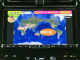 テレビ番組を楽しめる画面を備え、停車中の休憩時間を過ごす際にも活用できます。画面に映像が表示され、移動中ではなく安全に停車した状態で視聴をお楽しみいただけます。