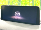 【10.25インチマツダコネクト】車内の雰囲気にマッチした大型ディスプレイ。スマホ接続でのナビ使用やBluetooth再生等、様々な機能が楽しめます。直感的なダイヤル操作が可能で、使い勝手も良好です。
