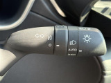 【オートライト(AUTO)】外の明るさをシステムが感知して、自動でヘッドライトが点灯します。ヘッドライトをつけ忘れを防ぐ便利機能です。