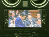 画面にはテレビ番組が表示され、停車中の休憩時間にも映像を楽しめます。画面の周囲には選択や音量調整用のボタンがまとまり、見たい番組の操作にも活用できます。