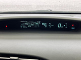 速度やシフト位置、燃料残量などの情報を中央の表示部で確認でき、運転に必要な情報を把握しやすい配置です。表示がまとまり、走行中も視線を大きく移さず確認できます。