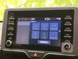 オーディオや交通情報などの項目が画面上に整理され、目的に合わせて確認しやすい構成です。タッチ画面と周囲のボタンを使い分けられ、日常の案内や音楽選びにも活用できます。