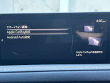 お手元のスマートフォンと接続して頂く事で使用可能な「Apple CarPlay/Android Auto」電話の応答は勿論、メッセージの受信やLINE、音楽接続からナビアプリの使用まで幅広く活躍致します。