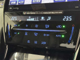 左右独立温度コントロールフルオートエアコンです。運転席、助手席それぞれで独立して温度設定ができます。冷え性の方が乗っても安心ですね♪