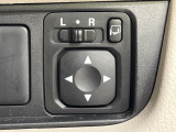 【電動格納ミラー】サイドミラーは電動格納式となっており、狭い駐車場でもキズがつくリスクを抑えられます。