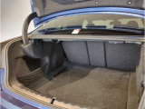 ☆BMWは大きな荷物を積む際、トランクから後席を倒していただくことが可能です。なのでわざわざ後席のドアを開けて後席を倒しに行く必要は御座いません☆