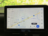 地図上に現在地や周辺の道路が表示され、目的地までのルート確認に役立ちます。縮尺や表示内容も画面から確認しやすく、初めて訪れる場所への移動にも便利です。