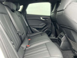 体を支えるためにシートを硬めにしております。長時間の運転でも疲れにくいように、サポート力重視で設計されております。