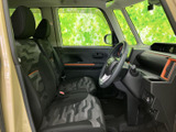 前席まわりは窓が大きく、運転席から周囲を見渡しやすい印象です。柄入りのシートとオレンジの加飾が室内のアクセントになり、座ったときの雰囲気もご確認いただけます。