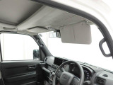 運転席・助手席にサンバイザーを装備しています。日差しが気になるときにも便利で、快適なドライブをサポートしてくれる実用的な装備です♪