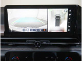 アラウンドビューモニターがついていて、上から見下ろしたような画像が映し出されるので、車庫入れ時にとても便利です。