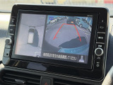 後方の映像に加えて車両周辺を俯瞰した表示もあり、駐車時に周囲を確認する助けになります。画面のガイドラインを目安にしながら、目視でも安全確認を行えます。