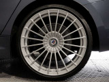 【BMWアロイホイル】軽量かつ強度に拘ったアロイホイル。走行性能ポテンシャルを引き出す設計。車の足元を引き締めてくれる大きなポイントはアロイホイルです。