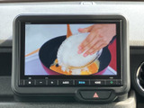 画面にはテレビ番組が表示され、停車中に映像を視聴したいときに活用できます。ナビ画面下には音量などの操作ボタンも備わり、画面を見ながら操作箇所を確かめやすい構成です。