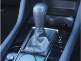 【シフトレバー】シフトもとても操作しやすいデザインになっております。運転する人の事を第一に考えた操作性の高い仕様です。