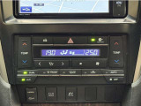 デュアルオートエアコン付きです。運転席・助手席でそれぞれ吹き出す風の温度や風量など自動調整してくれます。