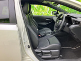 落ち着いた色調でまとめられた運転席まわりは、前方の視界を確保しやすい配置です。シートには身体を支える形状が見られ、乗り降りの際も座面へアクセスしやすい開口部で、日々の使用にもなじみます。