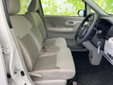 前席はベンチタイプで、運転席と助手席が横並びに配置されています。明るい色合いのシートと大きな窓で開放感があり、着座時も周囲を見渡しやすい室内です。