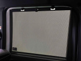後席にお乗りの方が眩しくないように日差しを軽減する格納式リヤドアサンシェードが付いてます