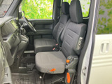 前席まわりは視界が開け、座った姿勢から周囲を確認しやすいレイアウトです。運転席と助手席にそれぞれシートを備え、落ち着いた色合いで日々の乗車にも馴染みます。